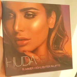 Huda beauty highlighter palette